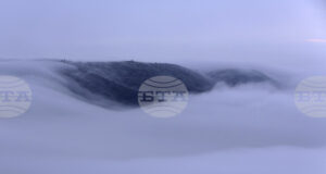 За силен до ураганен вятър в планините, на места над 100 км/ч, съобщиха от Планинската спасителна служба