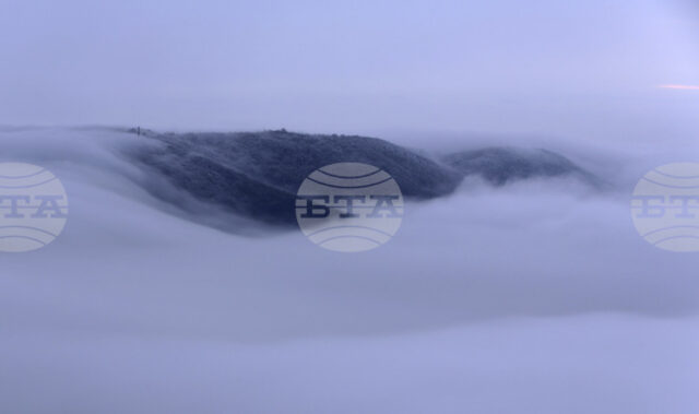 За силен до ураганен вятър в планините, на места над 100 км/ч, съобщиха от Планинската спасителна служба