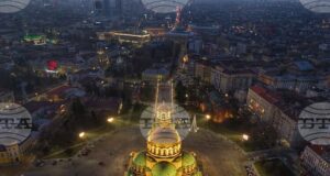 Забранява се престоят и паркирането на пл. „Св. Александър Невски” от 16:00 ч. до приключване на празничното богослужение