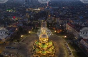 Забранява се престоят и паркирането на пл. „Св. Александър Невски” от 16:00 ч. до приключване на празничното богослужение