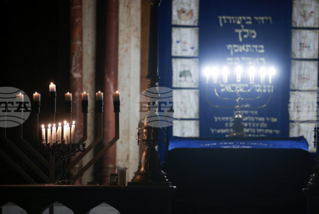 Загиналите при престрелката в Сидни бяха почетени в Централната софийска Загиналите при престрелката в Сидни бяха почетени в Централната софийска синагога с минута мълчание и молитва