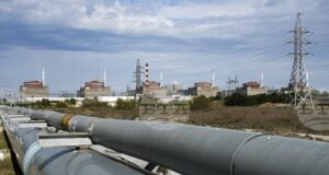 Пожарът в съоръженията за съхранение на гориво на Запорожката атомна електроцентрала е потушен, съобщи РИА Новости