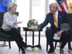 Защо ласкателствата към Тръмп не спасяват Европа и Украйна Председателката на ЕK Урсула фон дер Лайен на среща с президента на САЩ Доналд Тръмп в Шотландия