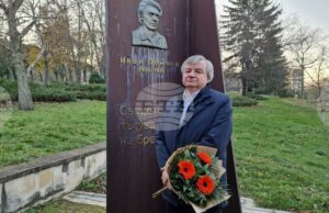 Иван Пейчев може да провокира с голямата честност към словото, с липсата на компромис при изричането на поезията, каза проф. Пламен Дойнов