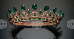 Изложба на кралски скъпоценности се открива в Париж само седмици след обира в Лувъра