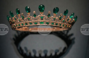 Изложба на кралски скъпоценности се открива в Париж само седмици след обира в Лувъра Изложба на кралски скъпоценности се открива в Париж само седмици след обира в Лувъра