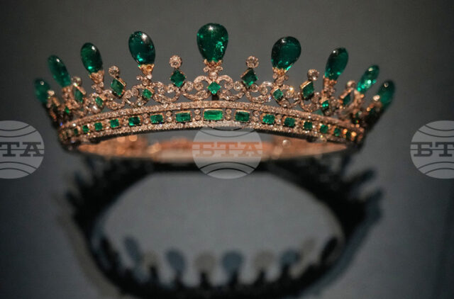 Изложба на кралски скъпоценности се открива в Париж само седмици Изложба на кралски скъпоценности се открива в Париж само седмици след обира в Лувъра