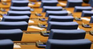 Народното събрание ще гласува предложения за сваляне на депутатски имунитети, както и за провеждане на референдум за лева, според проектопрограмата на парламента