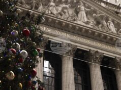 Индексите на Уолстрийт откриха търговията предимно с повишения, насочвайки се към растеж в празничната седмица