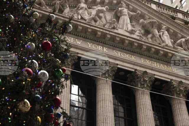 Индексите на Уолстрийт откриха търговията предимно с повишения, насочвайки се към растеж в празничната седмица