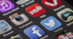 Туитър, и Фейсбук