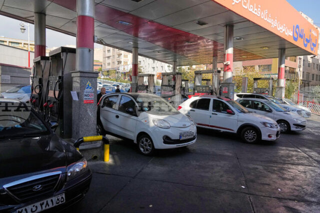 Иран вдигна цените на бензина за пръв път от протестите Иран вдигна цените на бензина за пръв път от протестите през 2019 г.