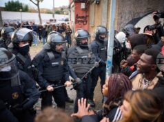 Испанската полиция изгони стотици мигранти от изоставена сграда