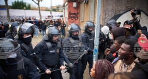 Испанската полиция изгони стотици мигранти от изоставена сграда