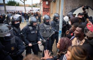 Испанската полиция изгони стотици мигранти от изоставена сграда Испанската полиция изгони стотици мигранти от изоставена сграда