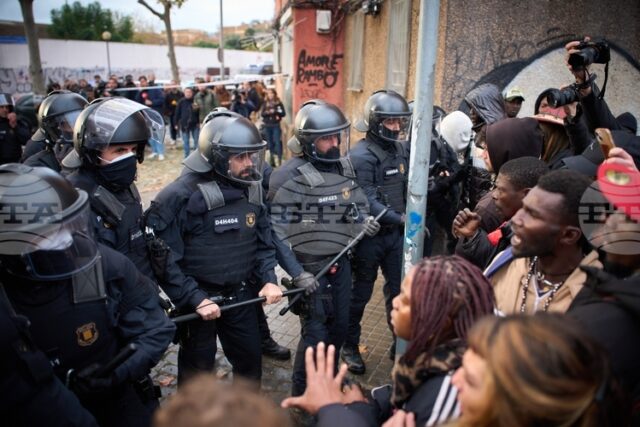 Испанската полиция изгони стотици мигранти от изоставена сграда