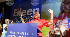 Новоизбраният кмет на Маями Айлийн Хигинс празнува с привърженици след победата си, 9 декември 2025 г