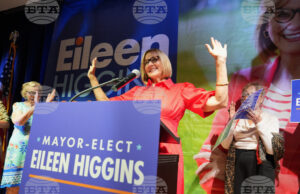 Историческа победа за демократите: Демократите спечелиха кметското място в Маями Новоизбраният кмет на Маями Айлийн Хигинс празнува с привърженици след победата си, 9 декември 2025 г