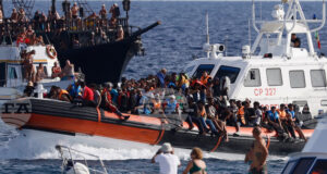 Италианската брегова охрана спаси 50 мигранти близо до крайбрежието на Лампедуза