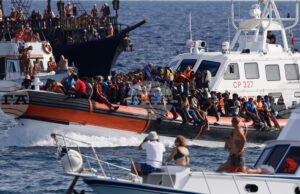 Италианската брегова охрана спаси 50 мигранти близо до крайбрежието на Лампедуза