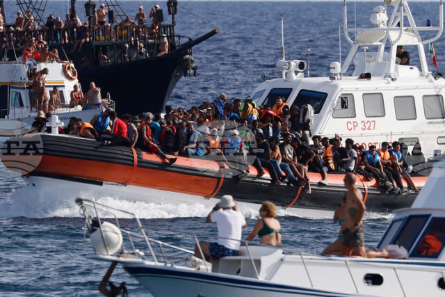 Италианската брегова охрана спаси 50 мигранти близо до крайбрежието на Лампедуза