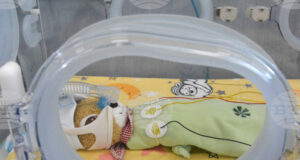 Кампанията „Малки стъпки на големи герои“ ще осигури маски за фототерапия на недоносени бебета