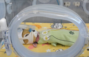 Кампанията „Малки стъпки на големи герои“ ще осигури маски за фототерапия на недоносени бебета