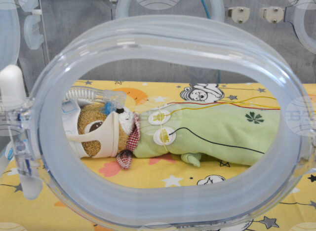 Кампанията „Малки стъпки на големи герои“ ще осигури маски за Кампанията „Малки стъпки на големи герои“ ще осигури маски за фототерапия на недоносени бебета