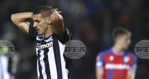 Кирил Десподов игра силно за ПАОК, но пропусна дузпа при равенство срещу Арис (Солун) за Купата на Гърция