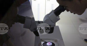 Китай ускорява самодостатъчността си в областта на чиповете с местно оборудване и патенти, съобщава Ройтерс