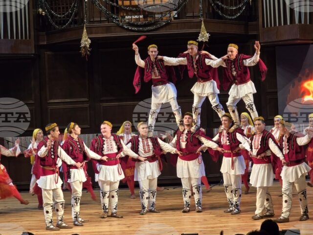 Коледен концерт на Представителната фолклорна танцова студия „Добруджа“ се състоя в Добрич