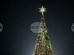 Коледно градче в двора, пясъчна скултура на Богородица с Младенеца и коледарски буенек – страната в очакване на Коледа