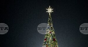 Коледно градче в двора, пясъчна скултура на Богородица с Младенеца и коледарски буенек – страната в очакване на Коледа