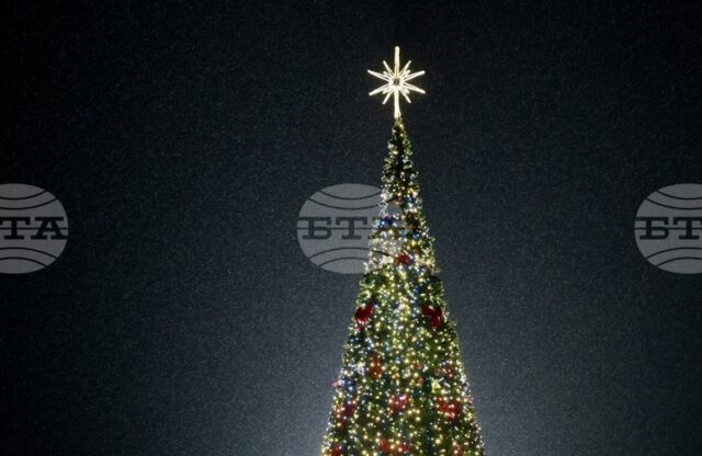 Коледно градче в двора, пясъчна скултура на Богородица с Младенеца и коледарски буенек – страната в очакване на Коледа