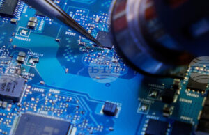 Компютрите и смартфоните вероятно ще поскъпнат през 2026 г., а продажбите им ще намалеят, заради недостиг на чипове оперативна памет, сочи анализ