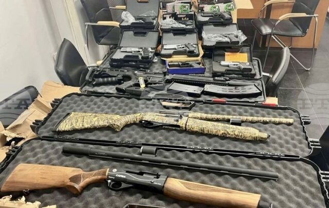Контрабандни ловни пушки, газови пистолети и муниции задържаха митничари на "Капитан Андреево"