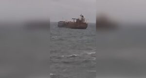 Корабът край Ахтопол остава блокиран