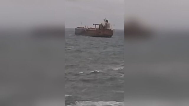 Корабът край Ахтопол остава блокиран Корабът край Ахтопол остава блокиран