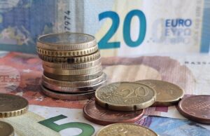 Курсът на еврото остава почти без промяна спрямо долара