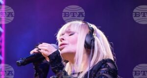 Лили Иванова пее три поредни вечер в зала 1 на НДК