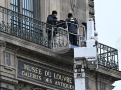 Лувърът монтира охранителни решетки след обира на скъпоценности за 102 милиона долара
