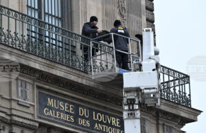 Лувърът монтира охранителни решетки след обира на скъпоценности за 102 милиона долара