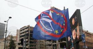 Белград (11 ноември 2025) Граждани и студенти протестираха срещу отпадането на статута на паметник на културата на сградата на бившия Генерален щаб на несъществуващата югоармия. Снимка: БТА