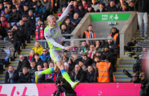 Манчестър Сити победи Кристал Палас като гост и се доближи на две точки от върха във Висшата лига Манчестър Сити победи Кристал Палас като гост и се доближи на две точки от върха във Висшата лига