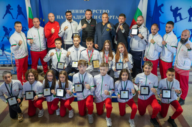 Министър Иван Пешев награди призьорите от последните пет големи първенства Министър Иван Пешев награди призьорите от последните пет големи първенства по теакуондо
