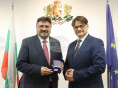 Министърът на културата Мариан Бачев поздрави генералния директор на БТА Кирил Вълчев по повод преизбирането му на поста Министърът на културата Мариан Бачев поздрави генералния директор на БТА Кирил Вълчев по повод преизбирането му на поста