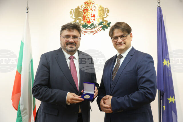 Министърът на културата Мариан Бачев поздрави генералния директор на БТА Министърът на културата Мариан Бачев поздрави генералния директор на БТА Кирил Вълчев по повод преизбирането му на поста