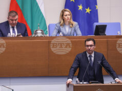 На рождения си ден министър Даниел Митов отговаря пет часа на въпроси за действията на МВР на протеста на 1 декември, поискаха му и оставката