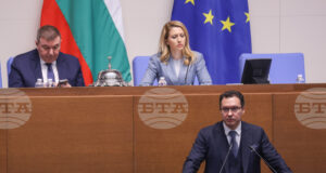 На рождения си ден министър Даниел Митов отговаря пет часа на въпроси за действията на МВР на протеста на 1 декември, поискаха му и оставката