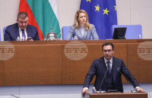 На рождения си ден министър Даниел Митов отговаря пет часа на въпроси за действията на МВР на протеста на 1 декември, поискаха му и оставката